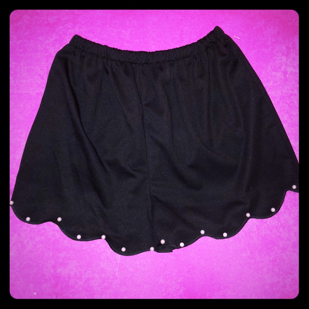 Pearl-Accented High-Rise Black Shorts M/L